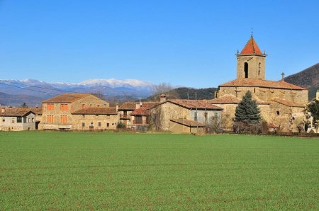 Foto de La vista de los edificios de la ciudad y la iglesia en Els Hostalets d 'en Bas, Girona, España. - Imagen libre de derechos