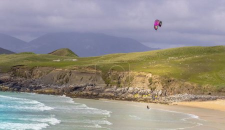 Téléchargez les photos : Un coup de drone d'un kitesurfer sur le rivage sous le ciel nuageux - en image libre de droit