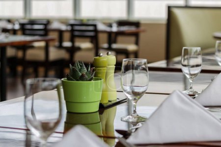 Téléchargez les photos : Plan rapproché d'une table de restaurant - en image libre de droit