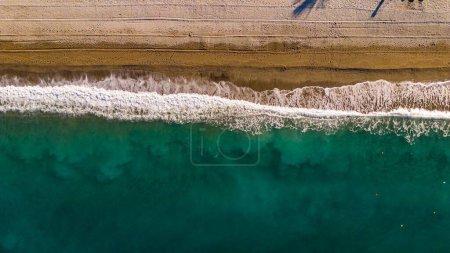 Téléchargez les photos : Un cliché aérien de vagues s'écrasant sur le rivage à Almunecar, Espagne, cool pour l'arrière-plan - en image libre de droit
