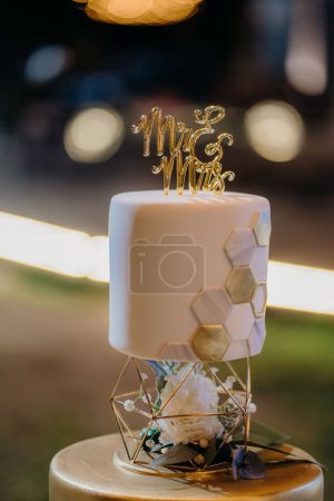 Foto de Un plano vertical de un pastel de bodas con un fondo borroso - Imagen libre de derechos
