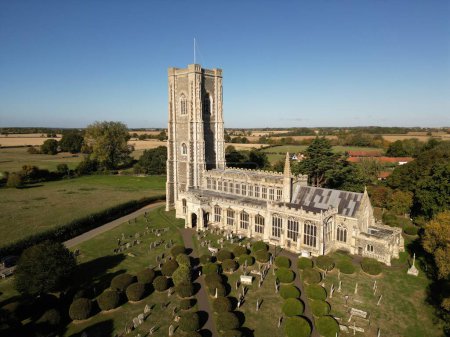 Téléchargez les photos : Vue aérienne de l'église Saint-Pierre-et-Saint-Paul par une matinée ensoleillée - en image libre de droit