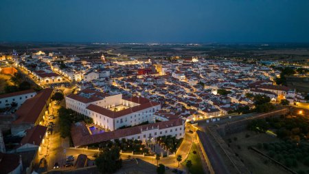 Téléchargez les photos : Un drone de bâtiments et de maisons à Elvas, Portugal la nuit - en image libre de droit