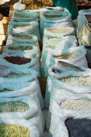 Téléchargez les photos : Un plan vertical de sacs de différents types de haricots colorés dans un marché aux puces à Léon, Espagne - en image libre de droit