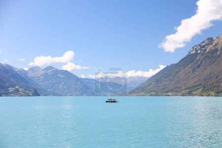 Téléchargez les photos : Une vue panoramique sur le lac Brienz situé en Suisse entouré de belles montagnes - en image libre de droit