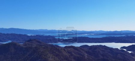 Téléchargez les photos : Une belle vue panoramique sur les collines et les lacs sous le ciel clair pendant le lever du soleil - en image libre de droit