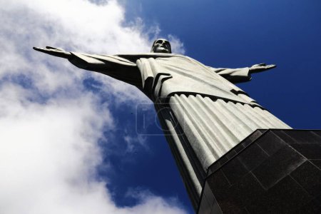 Foto de Una vista de bajo ángulo de la Estatua de Cristo Redentor en Río de Janeiro en Brasil - Imagen libre de derechos