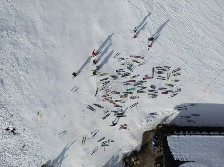 Téléchargez les photos : Une vue d'ensemble des skieurs dans une station de sports d'hiver en Suisse - en image libre de droit