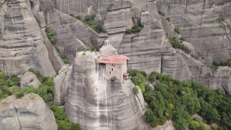 Téléchargez les photos : Une vue aérienne du monastère de saint Nicolas Anapafsas à Meteora - en image libre de droit