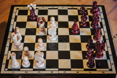 Foto de Un primer plano de un tablero de ajedrez con figuras en blanco y negro, fondo borroso - Imagen libre de derechos