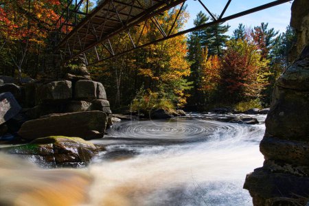 Téléchargez les photos : Un long plan d'exposition de la rivière Ammonoosuc à Woodsville, New Hampshire, États-Unis - en image libre de droit