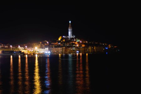 Foto de La península de Istria con luces de la ciudad de Rovinj reflejando en la superficie del mar en Croacia - Imagen libre de derechos