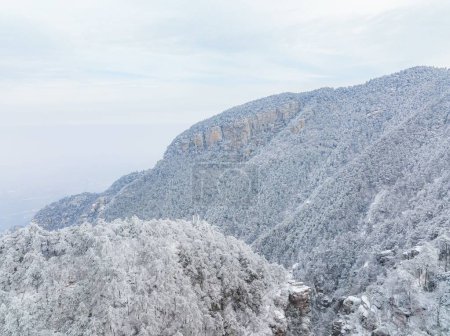 Foto de La montaña de Lushan es famosa por sus acantilados, mar de nubes y cascadas, que combina paisajes, religión, educación y cultura.. - Imagen libre de derechos