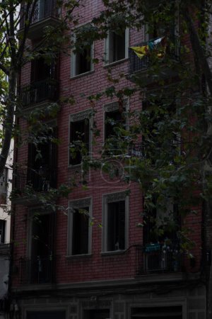 Foto de Un plano vertical de un edificio de apartamentos con pared de ladrillo rojo - Imagen libre de derechos