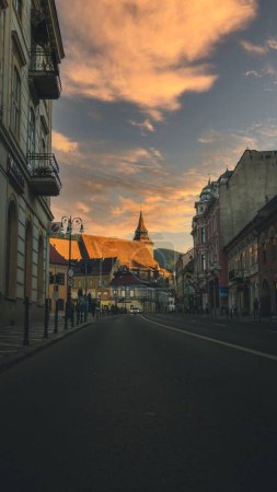 Foto de Un disparo vertical de un cielo al atardecer sobre un callejón con edificios históricos en Brasov, Rumania - Imagen libre de derechos