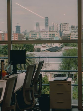 Téléchargez les photos : Plan vertical d'un bureau de coworking avec une fenêtre donnant sur la ville en Argentine. - en image libre de droit
