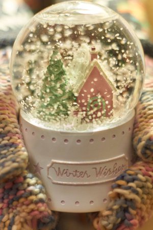 Foto de Un disparo vertical de una bola de nieve Winter Wishes grabado souvenir - Imagen libre de derechos