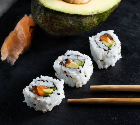 Téléchargez les photos : Un sushi appétissant avec guacamole et saumon - en image libre de droit