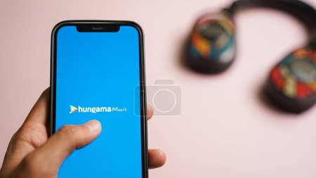 Téléchargez les photos : Application musicale Hungama sur le smartphone, application pour la musique, la radio et le podcast en streaming, téléphone intelligent ios - en image libre de droit