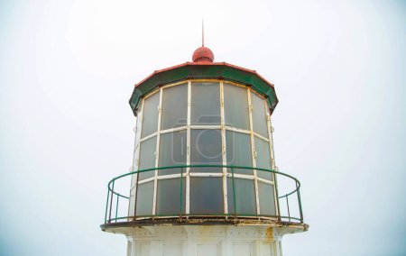 Téléchargez les photos : Le phare de Point Reyes recouvert de brouillard sous un ciel nuageux dans le comté de Marin, en Californie - en image libre de droit
