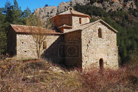 Téléchargez les photos : Une vue extérieure de l'ancienne église en pierre de Sant Pere de Graudescales, Naves, Espagne - en image libre de droit