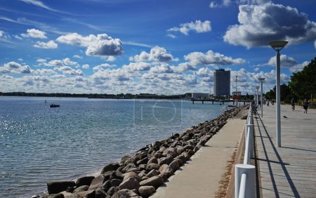 Die ruhige Ostsee am Ufer in Travemünde an einem sonnigen Tag