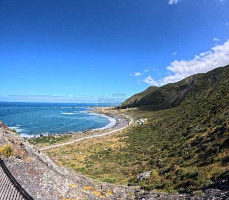 Téléchargez les photos : La belle vue sur la mer et les montagnes vertes sur le fond du ciel bleu. Nouvelle Zélande. - en image libre de droit
