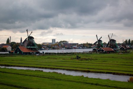 Téléchargez les photos : Moulins à vent et maisons en bois dans le Zaanse Schans, Zaanstad, Pays-Bas. - en image libre de droit