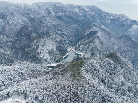 Foto de La montaña de Lushan es famosa por sus acantilados, mar de nubes y cascadas, que combina paisajes, religión, educación y cultura.. - Imagen libre de derechos