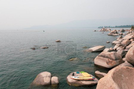 Foto de Una hermosa vista de las rocas en el lago Tahoe en los EE.UU.. - Imagen libre de derechos