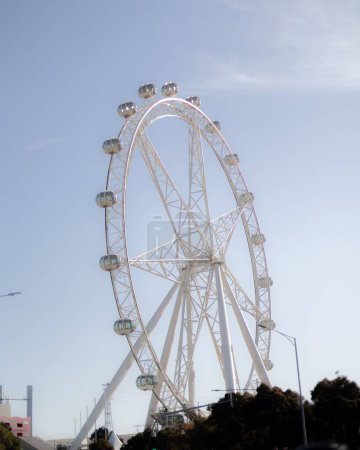Foto de La hermosa rueda de la fortuna en un día soleado con cielo azul, tiro vertical - Imagen libre de derechos