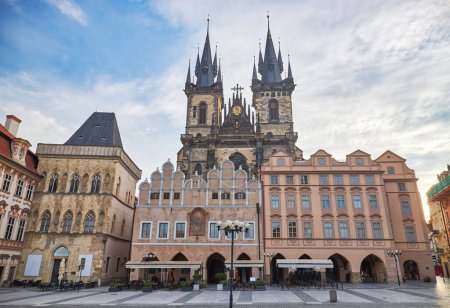 Foto de Una vista panorámica de la Iglesia de Nuestra Señora de Tyn en la ciudad de Praga, República Checa - Imagen libre de derechos