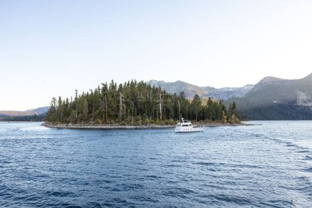 Téléchargez les photos : Paysage d'un bateau de croisière sur le lac Tahoa entouré de collines et de verdure aux États-Unis - en image libre de droit