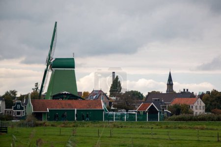 Foto de Los molinos de viento y las casas de madera en Zaanse Schans, Zaanstad, Países Bajos. - Imagen libre de derechos