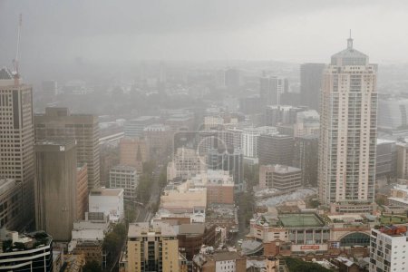Foto de Los edificios modernos de la ciudad en un día de niebla - Imagen libre de derechos