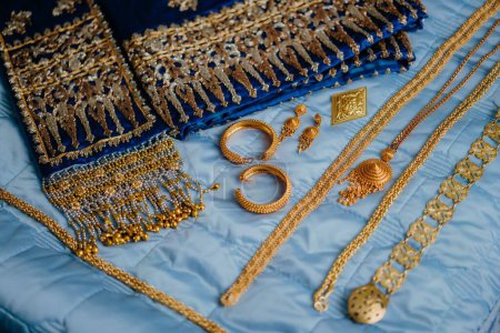 Téléchargez les photos : Un gros plan de bijoux et accessoires de mariage indiens dorés et bleus - en image libre de droit