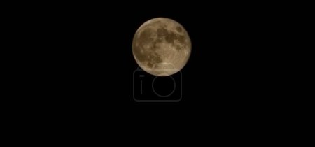 Foto de Una luna llena en un cielo oscuro - Imagen libre de derechos