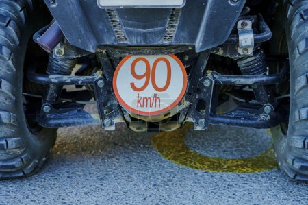 Téléchargez les photos : Un panneau rouge "90km / h" attaché à un vélo blacquad - en image libre de droit
