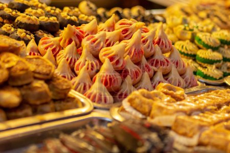 Foto de Un enfoque selectivo de los dulces tradicionales en un mercado en Marruecos - Imagen libre de derechos
