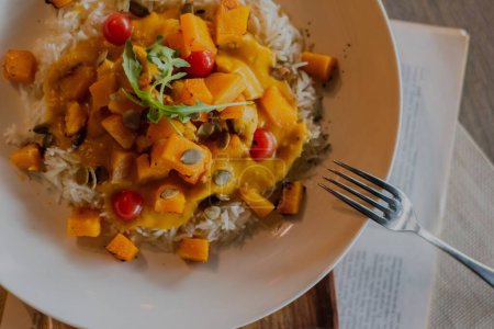 Téléchargez les photos : Un gros plan de Currydish aux patates douces servi sur une assiette blanche - concept de plat restaurant - en image libre de droit