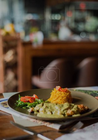 Téléchargez les photos : Gros plan d'un dîner servi sur une assiette brune - concept de plat restaurant - en image libre de droit