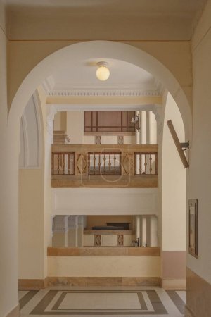 Foto de Un primer plano vertical de los detalles arquitectónicos de un pasillo de la universidad de Debrecen - Imagen libre de derechos
