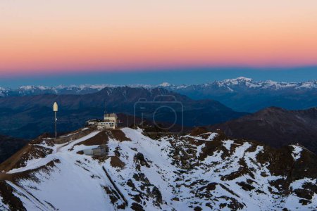 Foto de Una fascinante vista del atardecer sobre las montañas nevadas - Imagen libre de derechos
