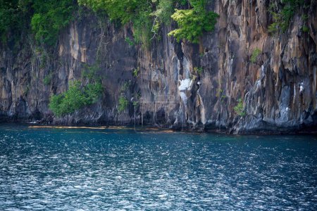 Foto de Una hermosa vista del mar azul y una roca en el fondo. - Imagen libre de derechos