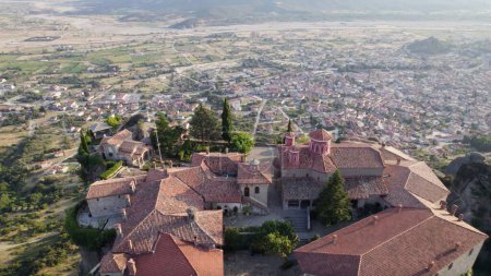 Téléchargez les photos : Une vue aérienne du monastère de saint Etienne à Meteora - en image libre de droit