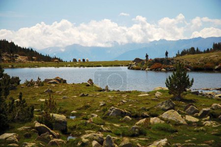 Foto de Una vista natural de un lago tranquilo y un paisaje de montaña en el campo - Imagen libre de derechos