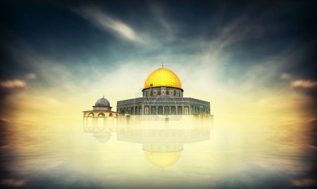 Téléchargez les photos : Une longue exposition de la mosquée Al-Aqsa dans le ciel. - en image libre de droit