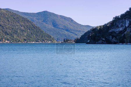 Téléchargez les photos : Une vue panoramique d'un lac bleu entouré de montagnes couvertes de forêts verdoyantes par une journée ensoleillée - en image libre de droit