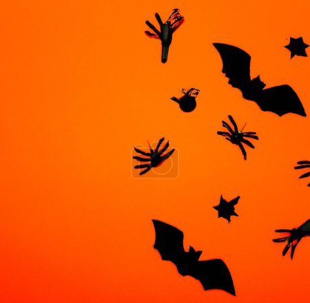 Foto de Una ilustración de un fondo de Halloween con calabazas negras, murciélagos y arañas - Imagen libre de derechos