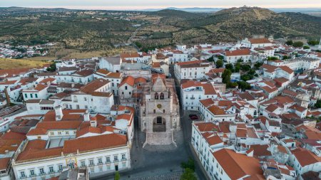 Téléchargez les photos : Un drone de la cathédrale Notre-Dame de l'Assomption à Elvas, Portugal avec des maisons autour - en image libre de droit